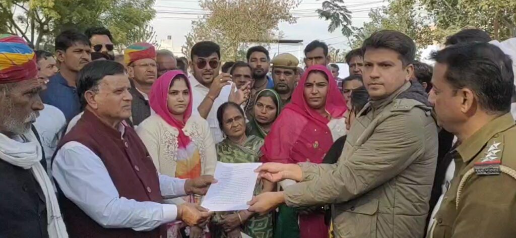 Communities handed over memorandum in the name of Chief Minister regarding Blood Smuggling case of Makrana